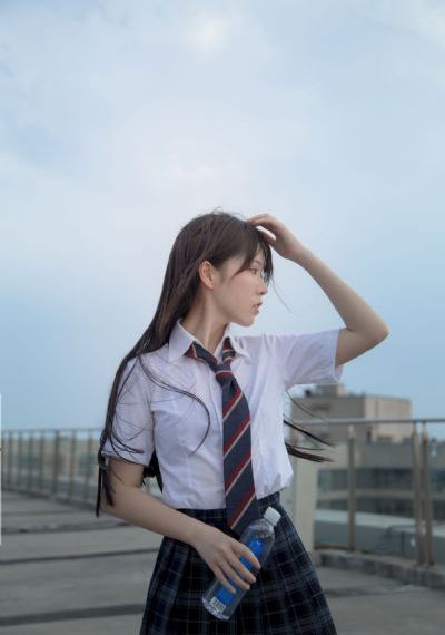 一男一女在家里撒狗粮还斗地主