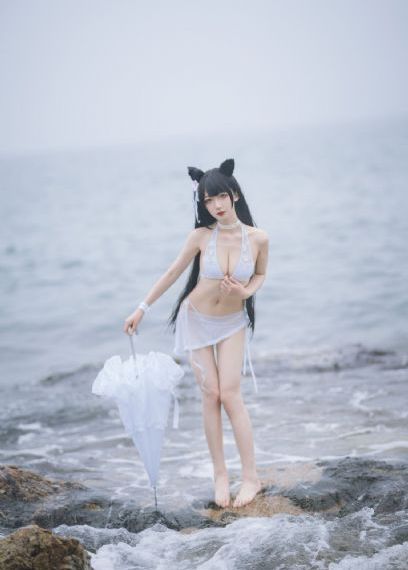 亲嘴舌头伸进去摸她的胸